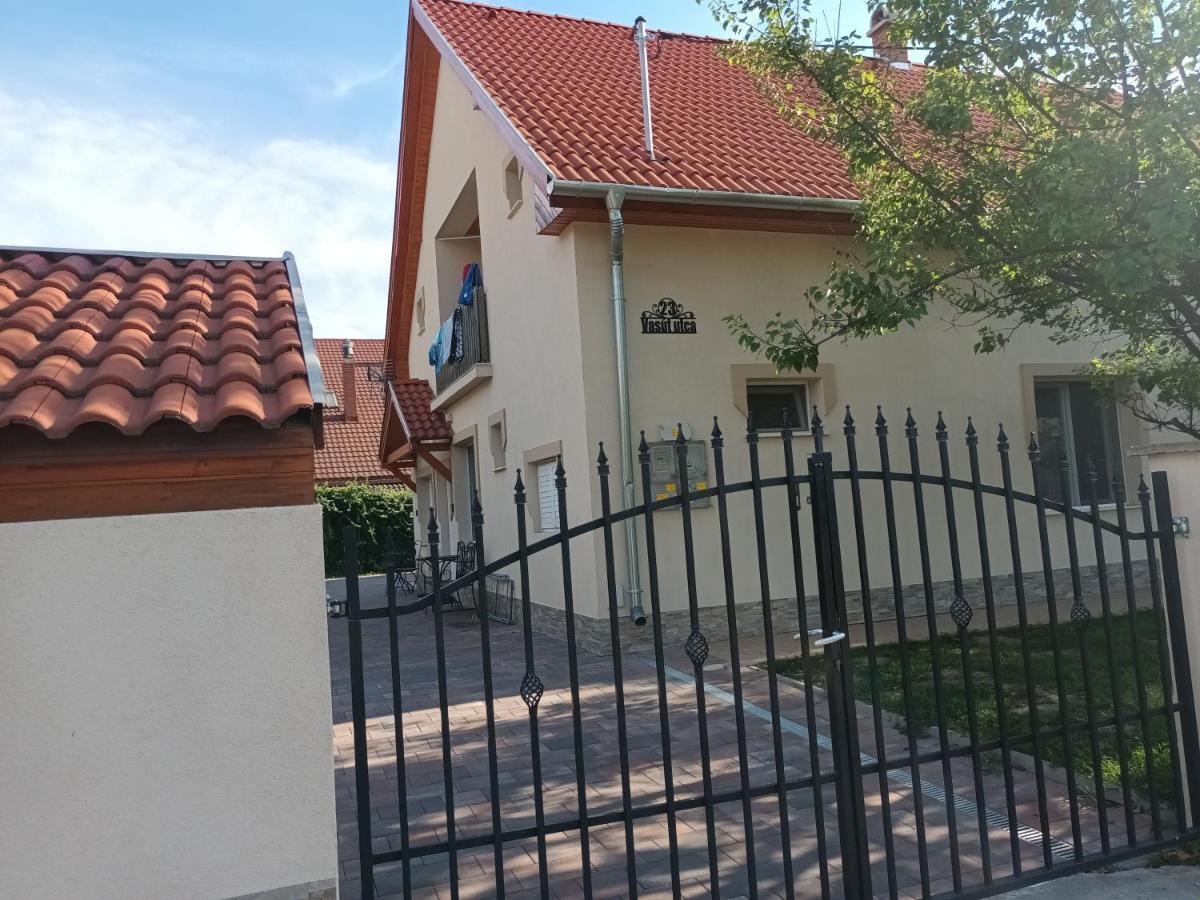 Napsugar Apartmanhaz Balatonlelle Luaran gambar